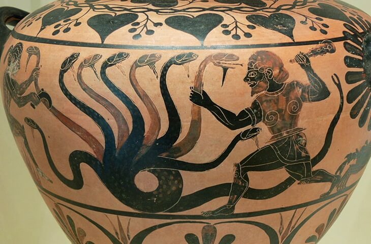 Herakles&rsquo;in &ccedil;ok başlı Lerne Hydra&rsquo;sı ile savaştığı sahne; kesilen başların yeniden &ccedil;oğalmasıyla bilinen mitolojik canavar.