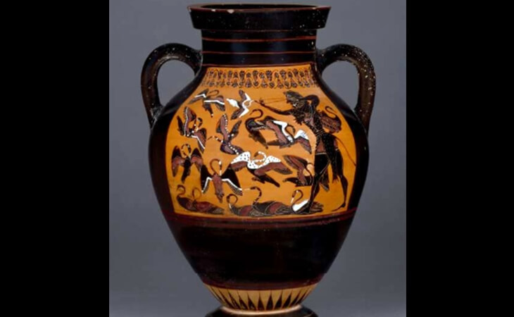 Herakles&rsquo;in tun&ccedil; gagalı ve tun&ccedil; t&uuml;yleriyle bilinen Stymphalos Kuşlarını oklarla avladığı tasvir.