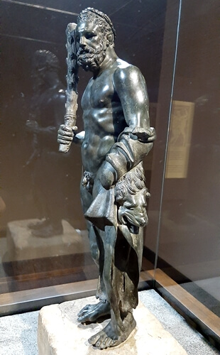 Antalya Müzesi’nde sergilenen bronz Herakles heykeli, elinde sopası ve Nemea Aslanı postuyla betimlenen Yunan mitolojisinin kahramanı.