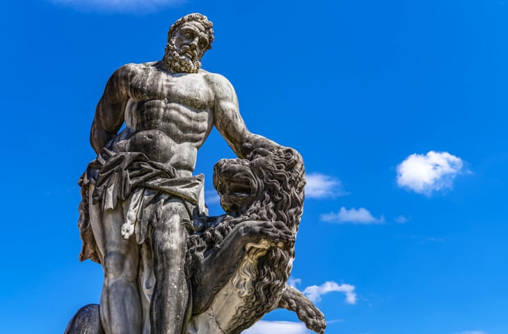 herakles nemea aslanını öldürürken betimlenen antik heykel