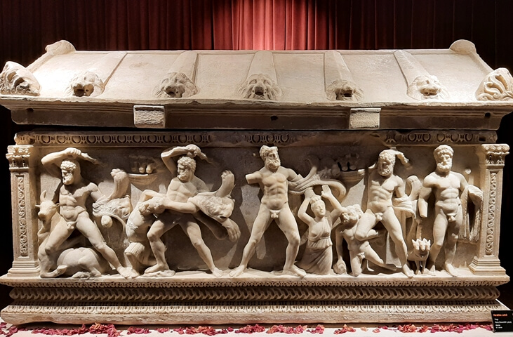Antalya Müzesi’ndeki Herakles Lahdi üzerindeki mitolojik kabartmalar