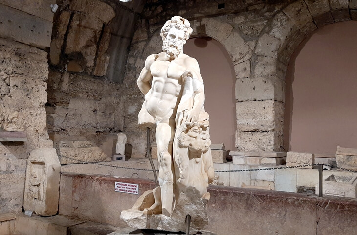 Side Müzesi’nde bulunan Herakles heykeli