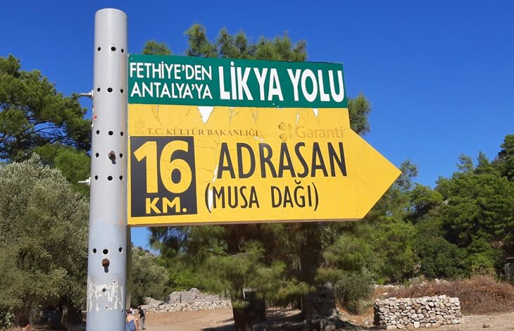 Likya Yolu üzerinde yer alan ve Adrasan (Musa Dağı) yönünü gösteren, 16 kilometrelik parkuru belirten sarı yön tabelası
