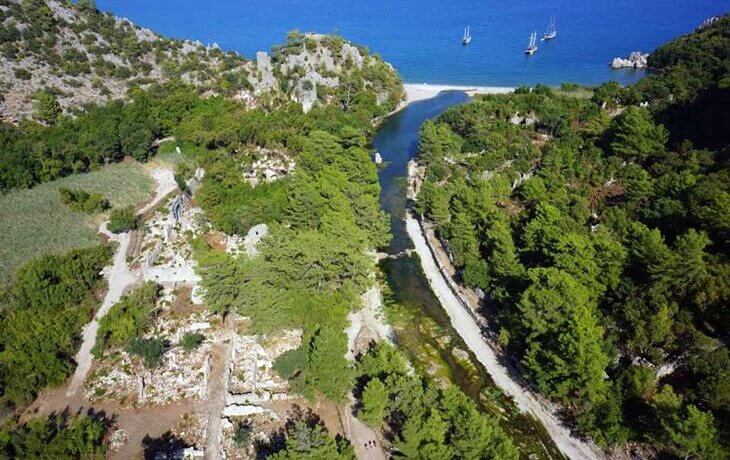 Olimpos Antik Kenti’nden denize ulaşan dere ve çevresindeki antik kalıntılarla ormanlık alanın kuşbakışı görünümü