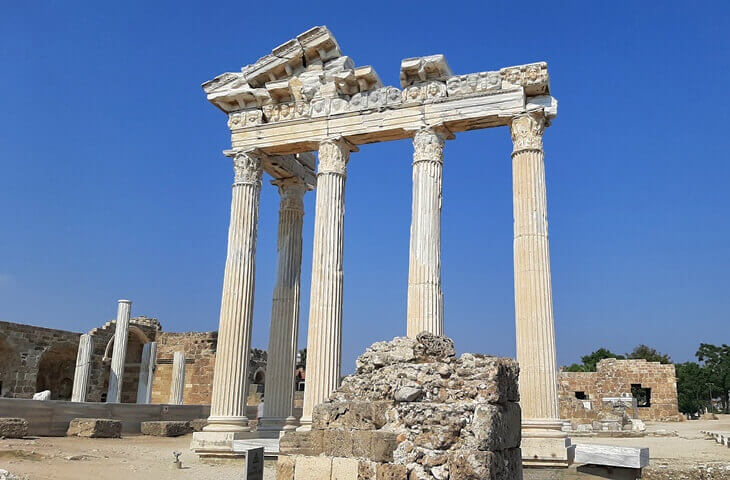 Side Apollon Tapınağı – deniz kenarında yükselen Korint sütunları, Manavgat, Antalya