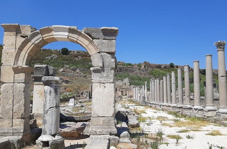 Perge Antik Kenti sütunlu cadde (Cardo Maximus) – mermer zeminli yol ve sütun dizileri, Aksu, Antalya