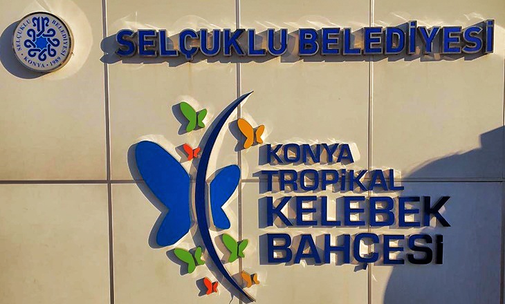 Konya Tropikal Kelebek Bahçesi giriş tabelası, Selçuklu Belediyesi logosu ile birlikte dış cephede görüntülendi.