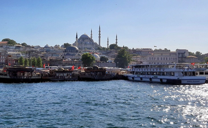 İstanbul Eminönü sahili ve Süleymaniye Camii silüeti, Tarihi Yarımada’nın UNESCO mirası manzarası.