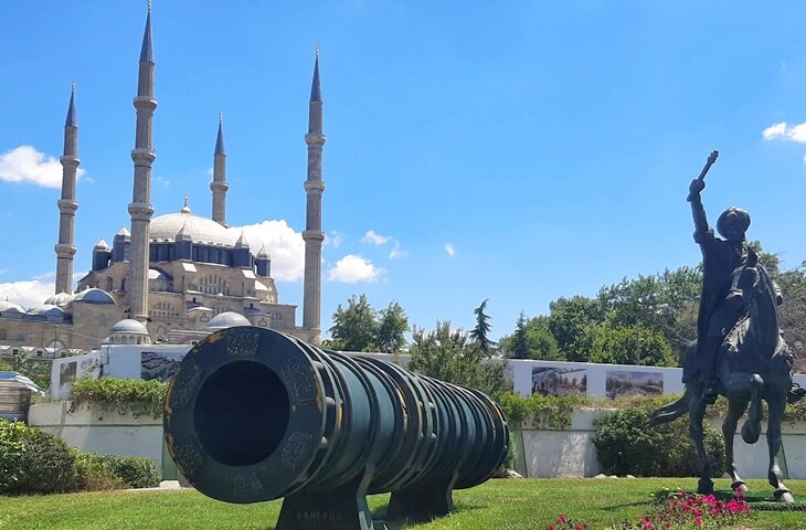 Selimiye Camii’nin önünde sergilenen Şahi topu heykeli ve arka planda Mimar Sinan’ın başyapıtı olan cami.