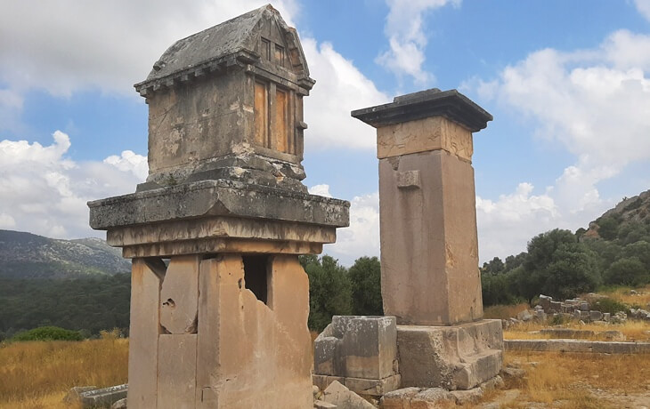 Xanthos antik kentindeki Likya tipi lahit ve dikme kaide yapısı, UNESCO Dünya Mirası listesindeki önemli arkeolojik kalıntılar.