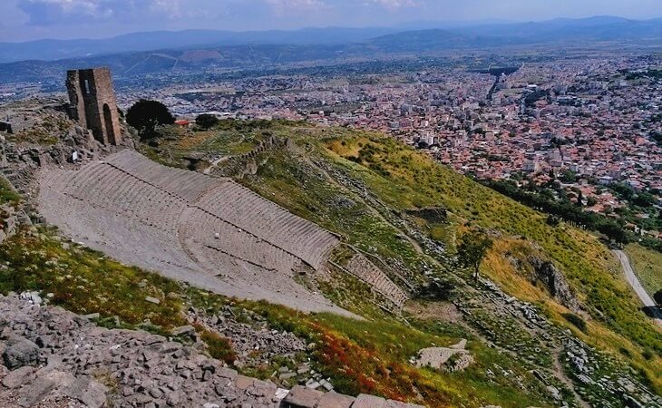Bergama Akropolü’ndeki dik yamaç üzerine kurulu antik tiyatro ve şehir manzarası.