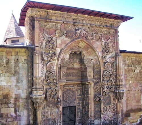 Divriği Ulu Camii ve Darüşşifası taçkapısı, Selçuklu taş işçiliğinin en detaylı örneklerinden biri.