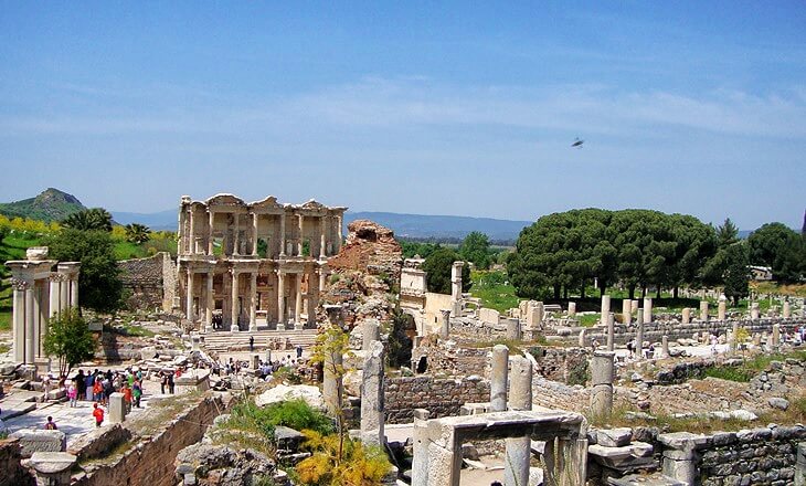 Efes Antik Kenti’ndeki Celsus Kütüphanesi ve çevresindeki antik yapılar.