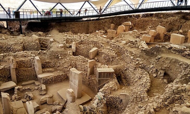 Göbeklitepe’de ortaya çıkarılan T biçimli dikilitaşlar ve dairesel tapınak yapıları.