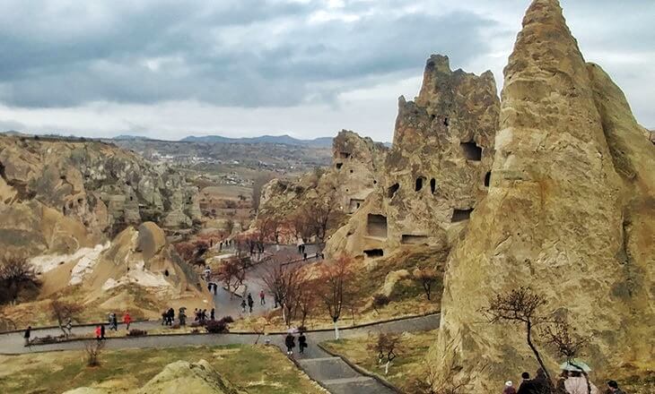 Göreme Açık Hava Müzesi ve Kapadokya peribacaları, kaya oyma kiliseleriyle UNESCO Dünya Mirası bölgesi.