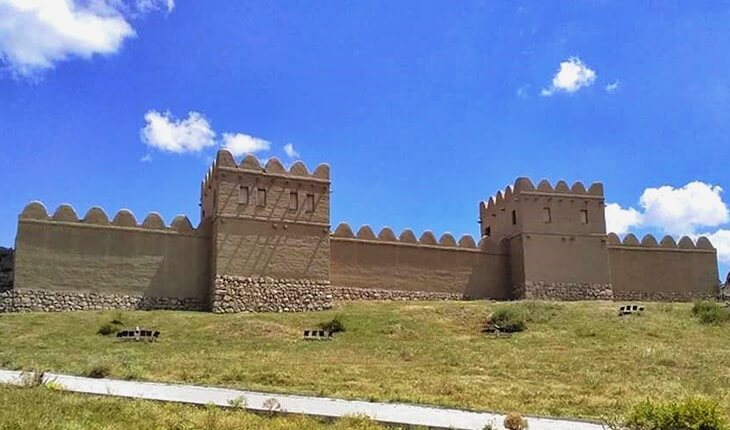 Hattuşa antik kentinin Hitit dönemine ait sur duvarları ve kuleleri, UNESCO Dünya Mirası arkeolojik alanı.