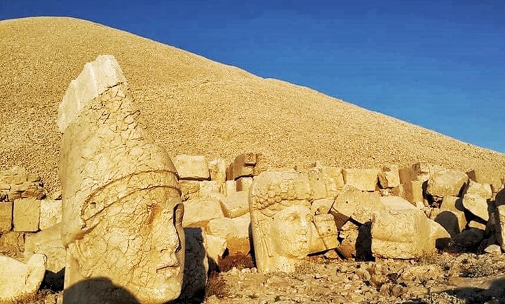 Nemrut Dağı’ndaki dev tanrı ve kral heykelleri, Kommagene Krallığı’nın kutsal anıt mezar kompleksi.