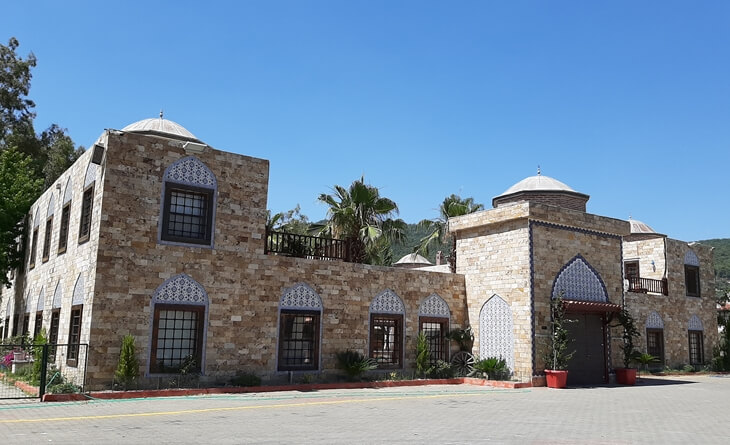 Gökova’da taş mimarisiyle dikkat çeken Atahan Turistik Tesis binası, kubbeli yapısı ve kemerli pencereleriyle öne çıkıyor.