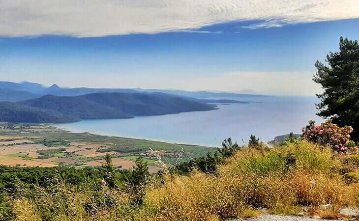 Sakar Ge&ccedil;idi'nden G&ouml;kova'nın yemyeşil doğası ve mavi denizle birleşen panoramik manzarası.