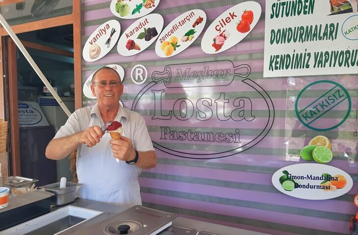 Losta Pastanesi'nde Galip Usta, katkısız sütle yapılmış ev yapımı dondurmasını konuklara servis ediyor. Duvarda dondurma çeşitleri ve “Katkısız” ibareleri yer alıyor.