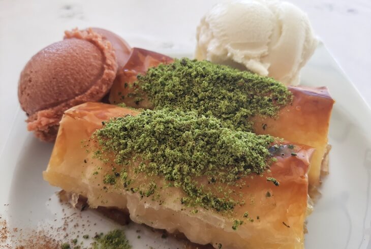 Marmaris Selimiye&rsquo;ye &ouml;zg&uuml; Losta tatlısı, fıstıkla s&uuml;slenmiş şerbetli katların yanında vanilyalı ve kakaolu dondurma ile servis ediliyor.
