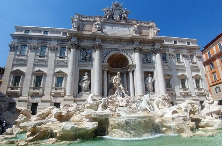 Trevi Çeşmesi Roma – Roma mitolojisinde Neptün (Poseidon) ile ilişkilendirilen anıtsal barok çeşme