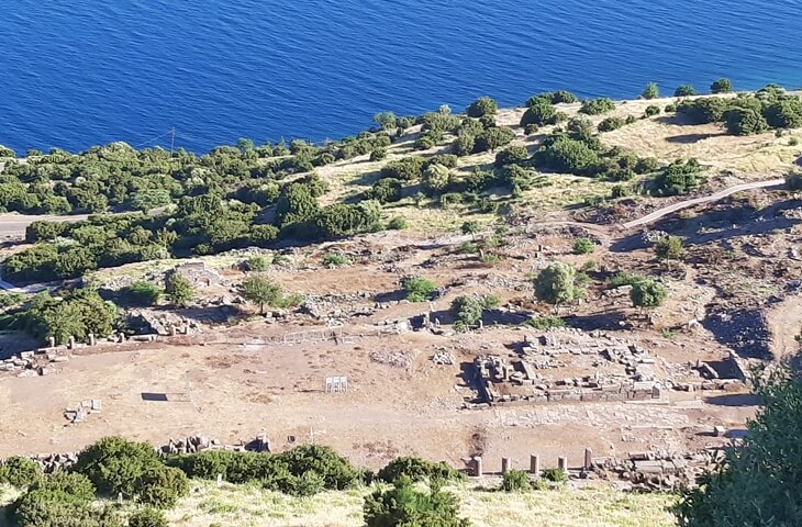 Yama&ccedil;taki makilerin arasında se&ccedil;ilen Assos&rsquo;un aşağı şehir kalıntıları ve s&uuml;tunlu alanlar, tepeden g&ouml;r&uuml;n&uuml;m.