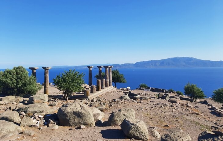 Assos Athena Tapınağı s&uuml;tunları ve Midilli (Lesvos) manzarasıyla Ege Denizi, Behramkale.