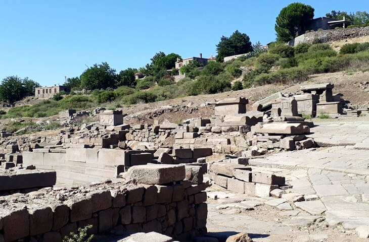 Assos nekropolisi; bazalt bloklardan lahitler ve mezar yapıları, yama&ccedil; &uuml;zerinde &ndash; Behramkale, &Ccedil;anakkale