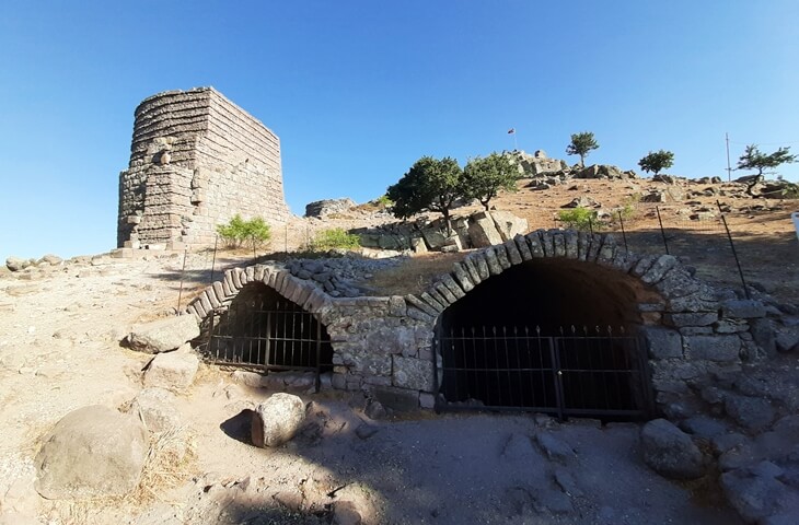 Assos Akropol&uuml;&rsquo;nde tonozlu sarnı&ccedil; kalıntıları ve &uuml;stte savunma kulesi, Behramkale &ndash; &Ccedil;anakkale