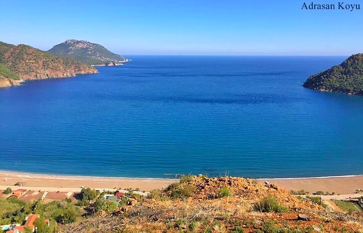 Antalya Kemer&rsquo;e bağlı Adrasan Koyu&rsquo;nun y&uuml;ksekten bakıldığında g&ouml;r&uuml;len berrak denizi ve uzun sahil şeridi