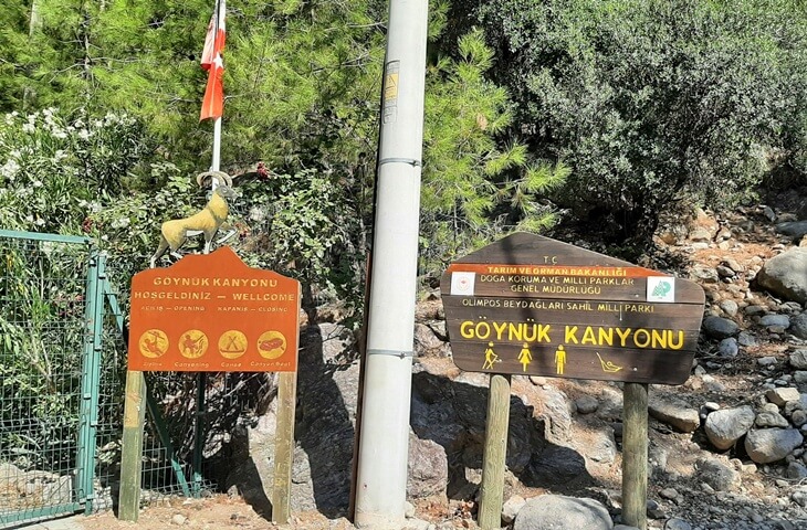 G&ouml;yn&uuml;k Kanyonu giriş tabelaları, doğal &ccedil;evre, ke&ccedil;i heykeli ve y&ouml;nlendirme levhalarıyla birlikte