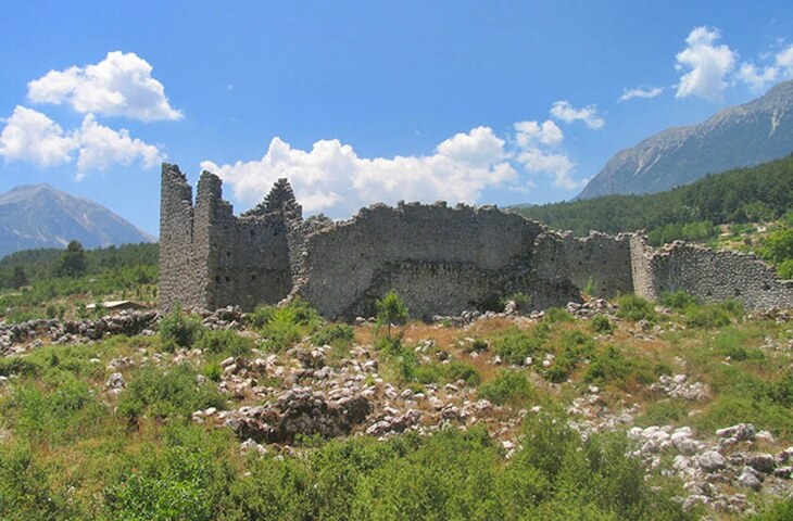 Antalya Kemer'deki Gedelme Kalesi&rsquo;nin g&uuml;n&uuml;m&uuml;ze ulaşan taş sur kalıntıları ve &ccedil;evresindeki doğal alan