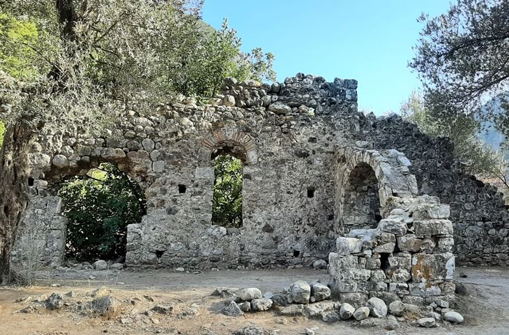 Antalya&rsquo;da yer alan Olympos Antik Kenti'nde, taş duvarları kısmen ayakta kalmış antik yapı kalıntısı