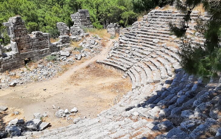 Antalya Kemer&rsquo;de yer alan Phaselis Antik Kenti&rsquo;ndeki taş oturma sıralarına sahip antik tiyatro kalıntıları