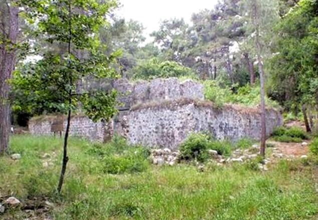 Antalya Kemer'de ormanlık alan i&ccedil;inde yer alan tarihi Sel&ccedil;uklu Av K&ouml;şk&uuml; kalıntıları