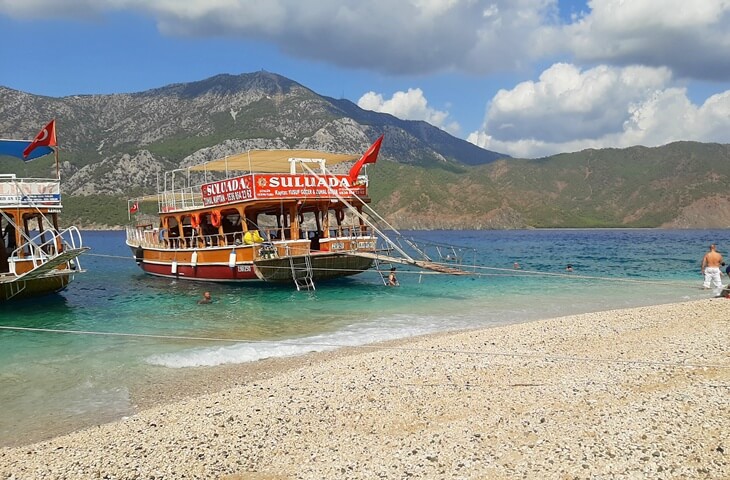 Antalya Adrasan&rsquo;dan hareket eden tekne turlarının uğrak noktası olan Suluada kıyısına demirlemiş tur tekneleri