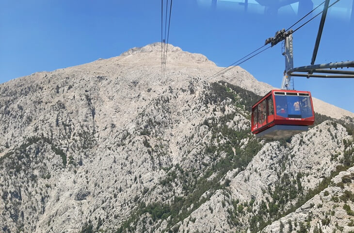 Olympos Teleferik kabini, Tahtalı Dağı&rsquo;nın sarp kayalıkları arasında zirveye doğru ilerliyor