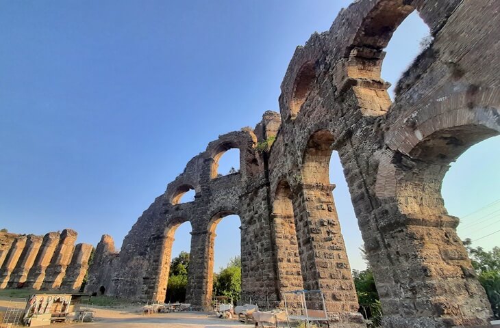 Aspendos Antik Kenti – Roma mühendisliğinin izlerini taşıyan tarihi su kemerler