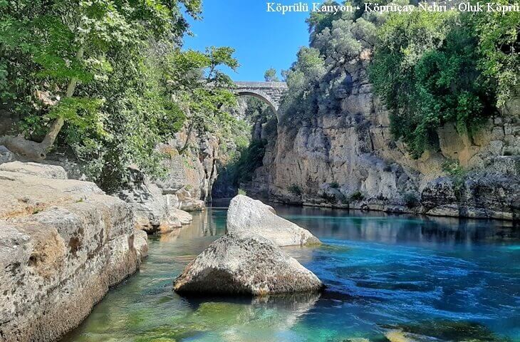 Köprülü Kanyon – Köprüçay Nehri üzerinde antik Oluk Köprü ve turkuaz suların çevrelediği vadi