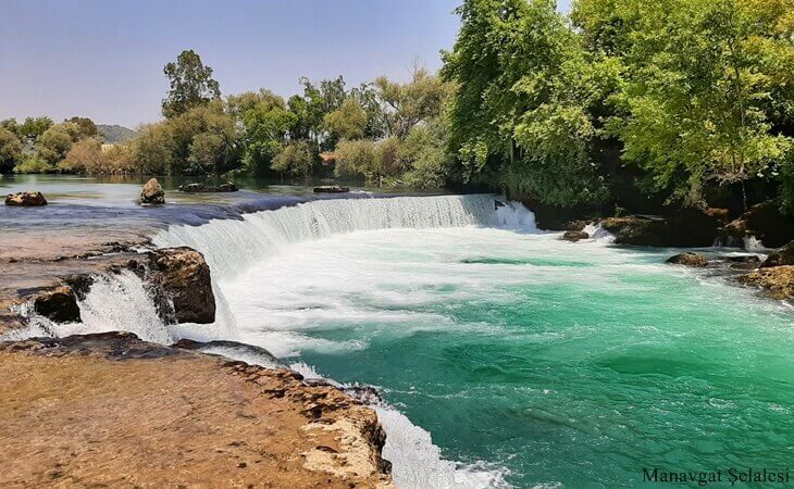 Manavgat Şelalesi – Manavgat Çayı’nın berrak sularının oluşturduğu doğal şelale manzarası