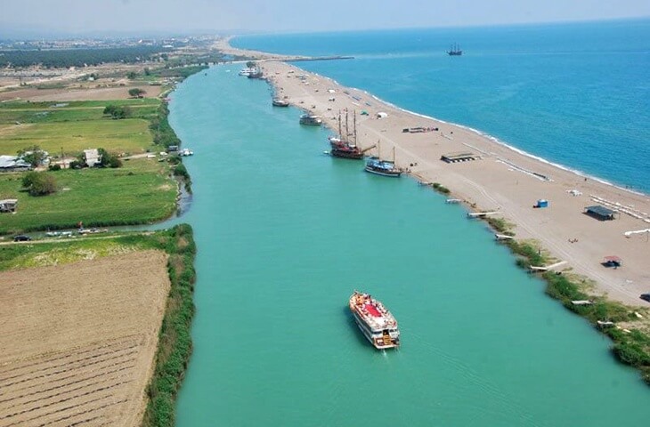 Manavgat Boğazı – Nehirle Akdeniz’in buluştuğu noktada tekne turları ve sahil manzarası