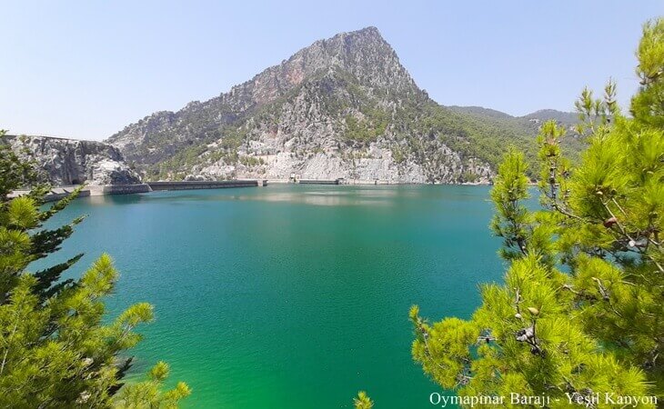 Oymapınar Barajı ve Yeşil Kanyon – Turkuaz renkli baraj gölü ve ormanlarla çevrili dağ manzarası