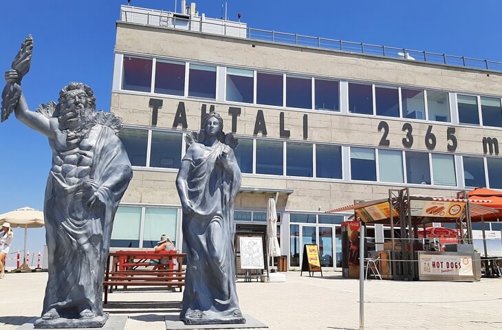 Tahtalı Dağı zirvesinde yer alan 2365 metre yüksekliğindeki Olympos Teleferik istasyonu önünde mitolojik figürlerin heykelleri
