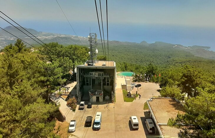 Olympos Teleferik’in Tahtalı Dağı eteklerindeki başlangıç istasyonu ve çevresindeki ormanlık alan