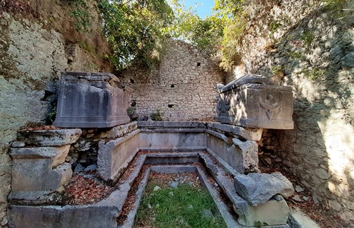 Olympos Antik Kenti’nde yer alan, Likya Birliği Başkanı ve İmparator Başrahibi Markus Aurelius Arkhepolis ve ailesine ait anıt mezar yapısı ve içindeki lahitler