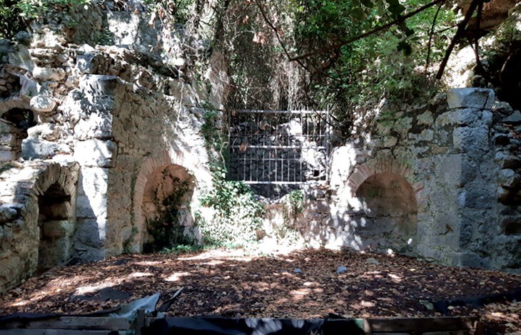 Olympos Antik Kenti’nde yer alan, kemerli nişlere sahip ve “Mozaikli Yapı” olarak bilinen, bitki örtüsüyle çevrili taş yapı kalıntısı