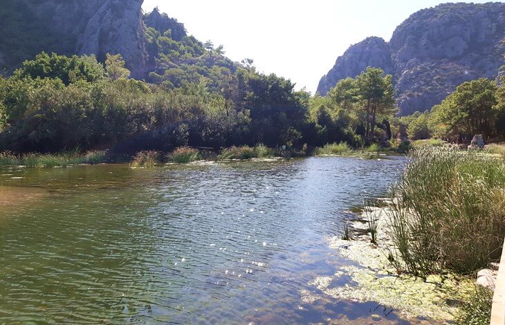 Olympos Antik Kenti’nden geçen, çevresi bitki örtüsüyle çevrili olan çayın dağ manzaralı sakin bir kesimi