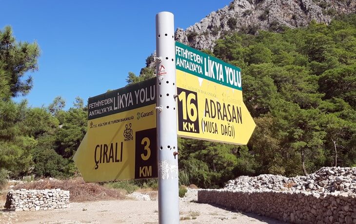 Likya Yolu üzerinde Çıralı ve Adrasan (Musa Dağı) yönlerini gösteren, Fethiye–Antalya parkur tabelası