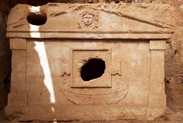 Olympos Antik Kenti’nde yer alan, üzerinde gemi kabartması ve Medusa başı bulunan Kaptan Eudemos’a ait taş lahit